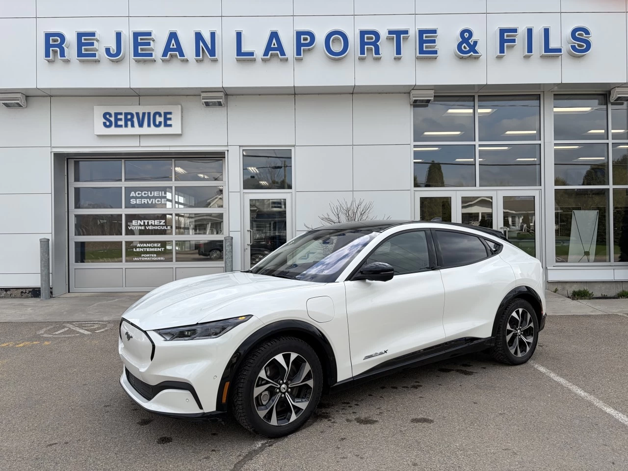 2021 Ford Mustang Mach-E PREMIUM AWD BATTERIE LOBGUE DURÉE https://www.st-norbertford.com/resize/b990ff35b810a3abc0cc817b2ca24889-1