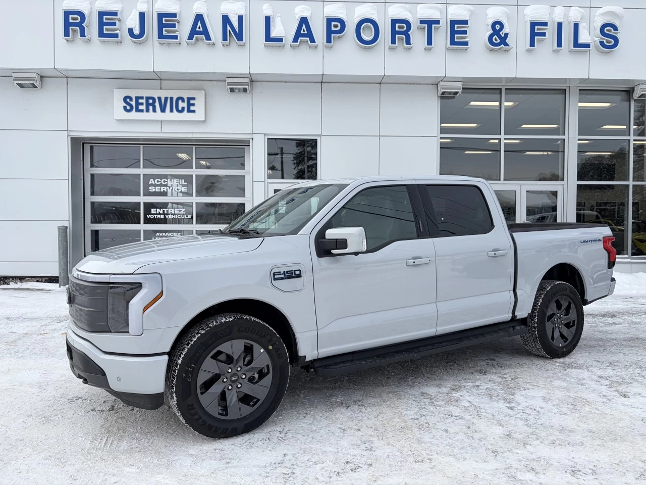 2025 Ford F-150 Lightning LARIAT TOIT OUVRANT SYNC4A BATTERIE LONGUE DURÉE 131KWH https://www.st-norbertford.com/resize/b990ff35b810a3abc0cc817b2ca24889-1