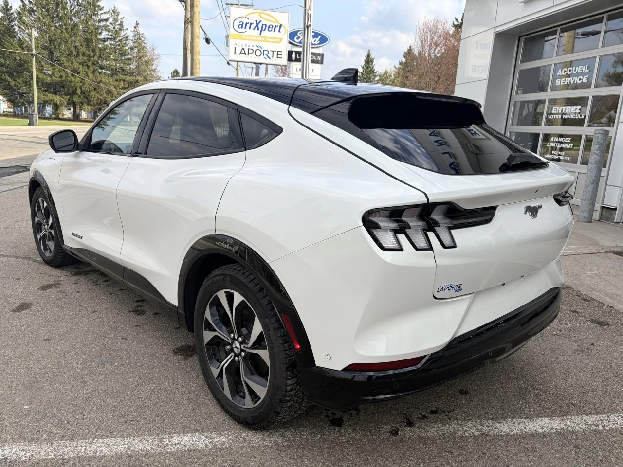 2021 Ford Mustang Mach-E PREMIUM AWD BATTERIE LOBGUE DURÉE https://www.st-norbertford.com/resize/b990ff35b810a3abc0cc817b2ca24889-1