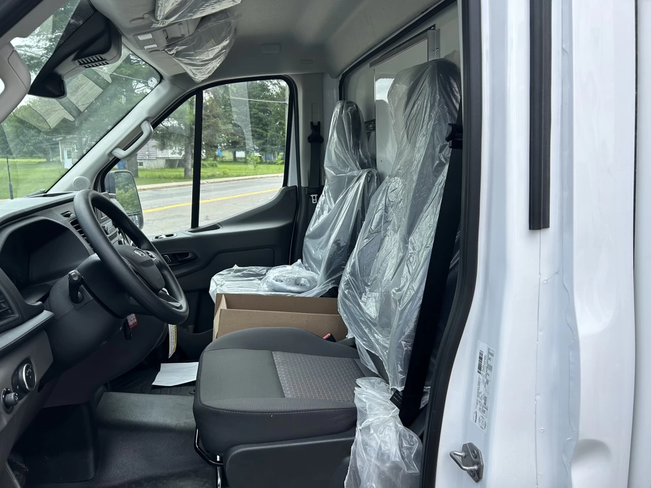 2024 Ford Transit-350 HD T-350 RWD 9950 GVWR DRW Image principale