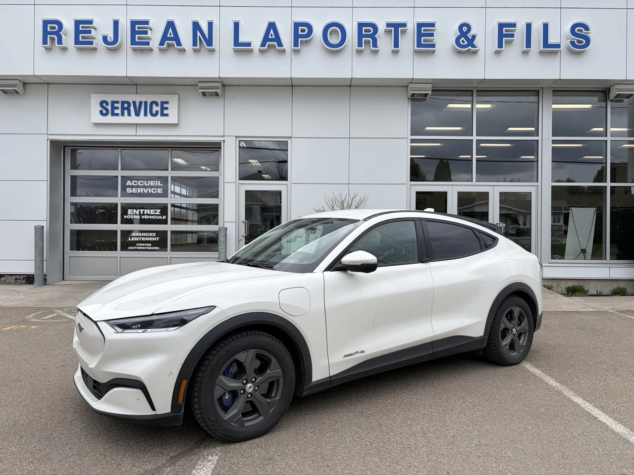 2021 Ford Mustang Mach-E Select https://www.st-norbertford.com/resize/b990ff35b810a3abc0cc817b2ca24889-1