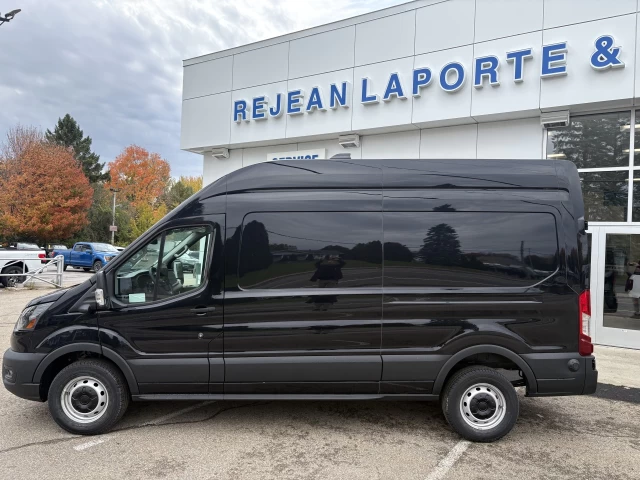 Ford Transit fourgon utilitaire TS 148 T-250 148" Hi Rf 9070 GVWR RWD 2026