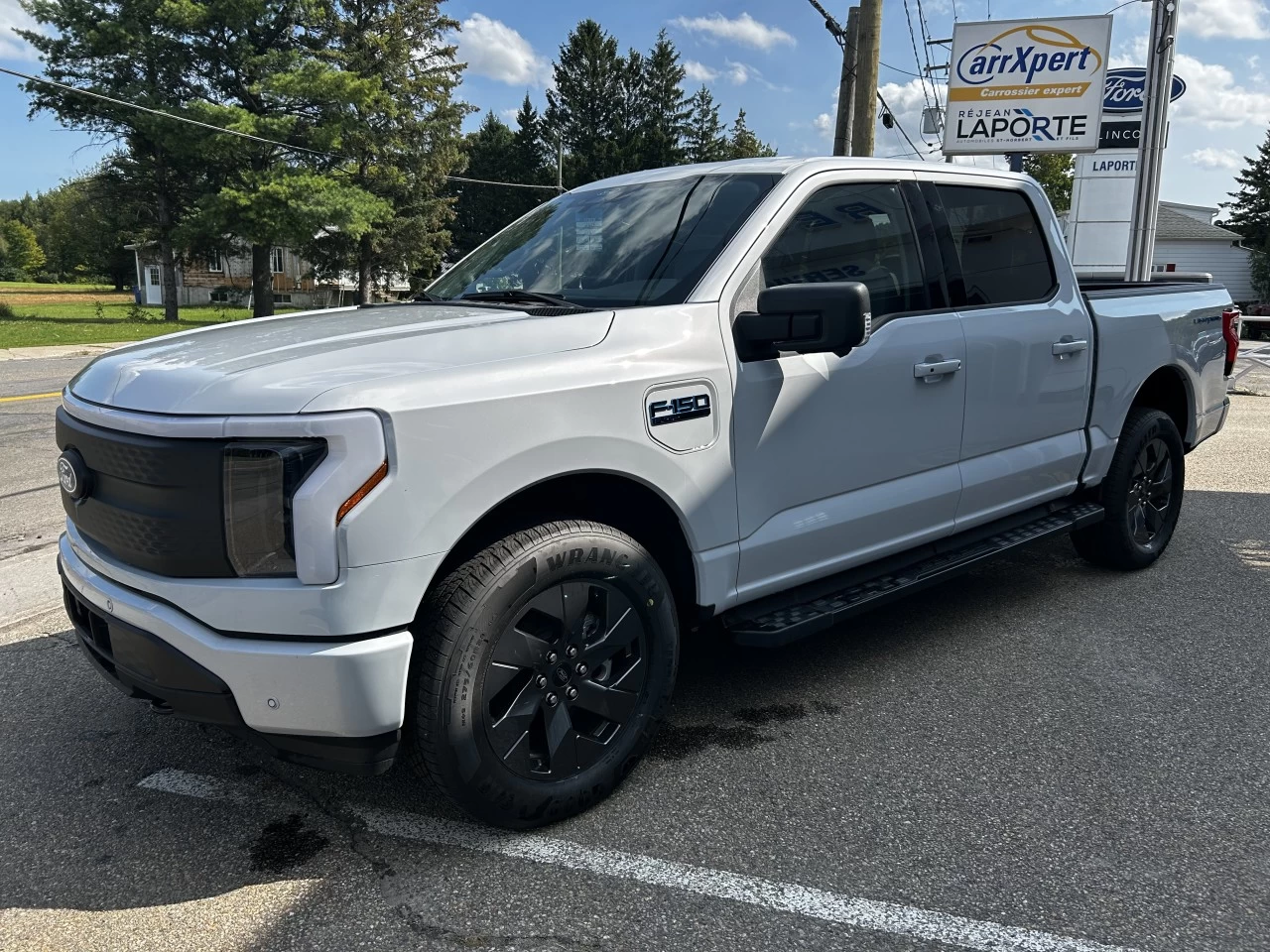 2025 Ford F-150 Lightning FLASH https://www.st-norbertford.com/resize/b990ff35b810a3abc0cc817b2ca24889-1