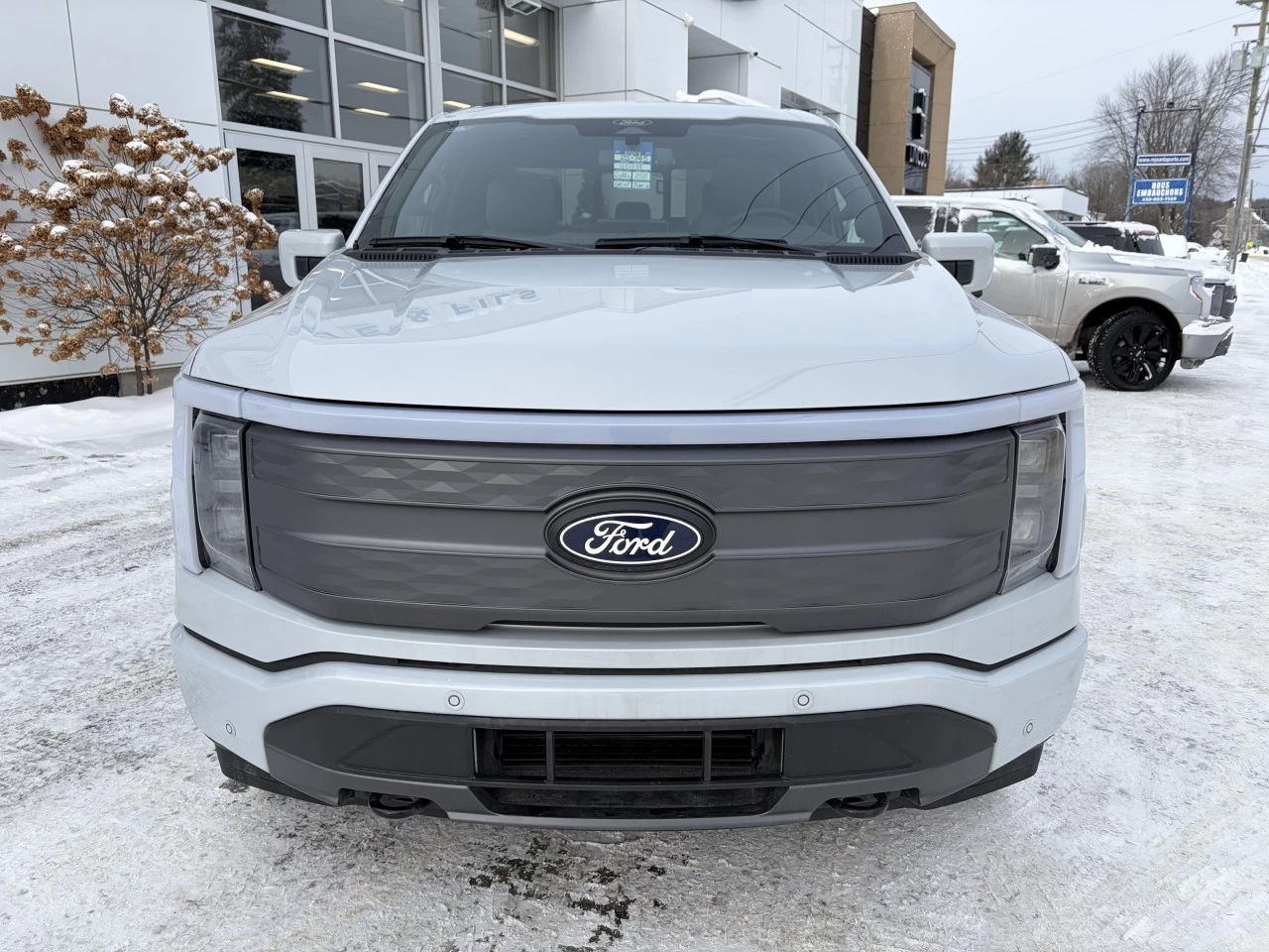 2025 Ford F-150 Lightning LARIAT TOIT OUVRANT SYNC4A BATTERIE LONGUE DURÉE 131KWH https://www.st-norbertford.com/resize/b990ff35b810a3abc0cc817b2ca24889-1