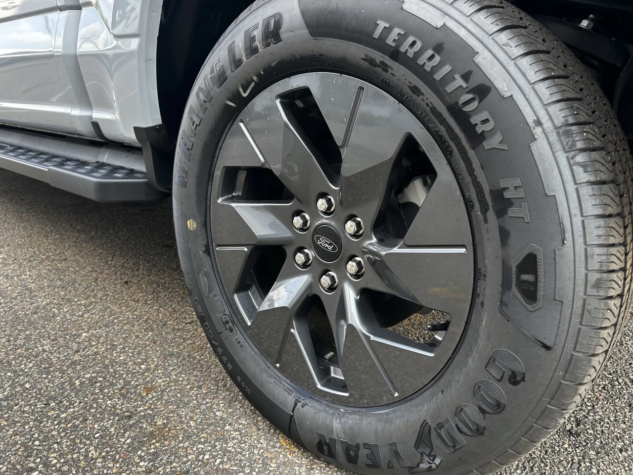 2025 Ford F-150 Lightning FLASH https://www.st-norbertford.com/resize/b990ff35b810a3abc0cc817b2ca24889-1