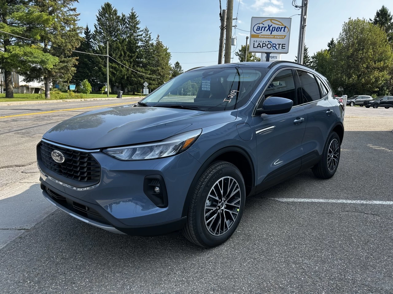 2025 Ford Escape PHEV https://www.st-norbertford.com/resize/b990ff35b810a3abc0cc817b2ca24889-1