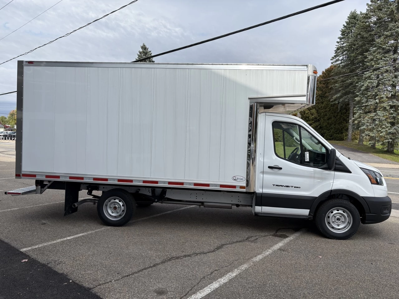 2026 Ford Transit-350 T-350 RWD 9500 GVWR SRW 501a https://www.st-norbertford.com/resize/b990ff35b810a3abc0cc817b2ca24889-1