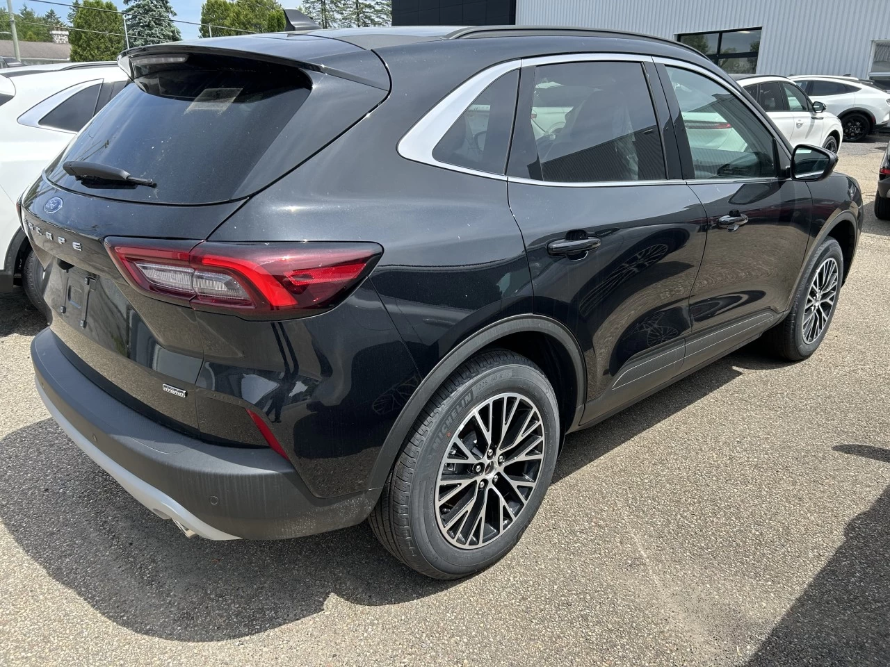 2025 Ford Escape PHEV https://www.st-norbertford.com/resize/b990ff35b810a3abc0cc817b2ca24889-1
