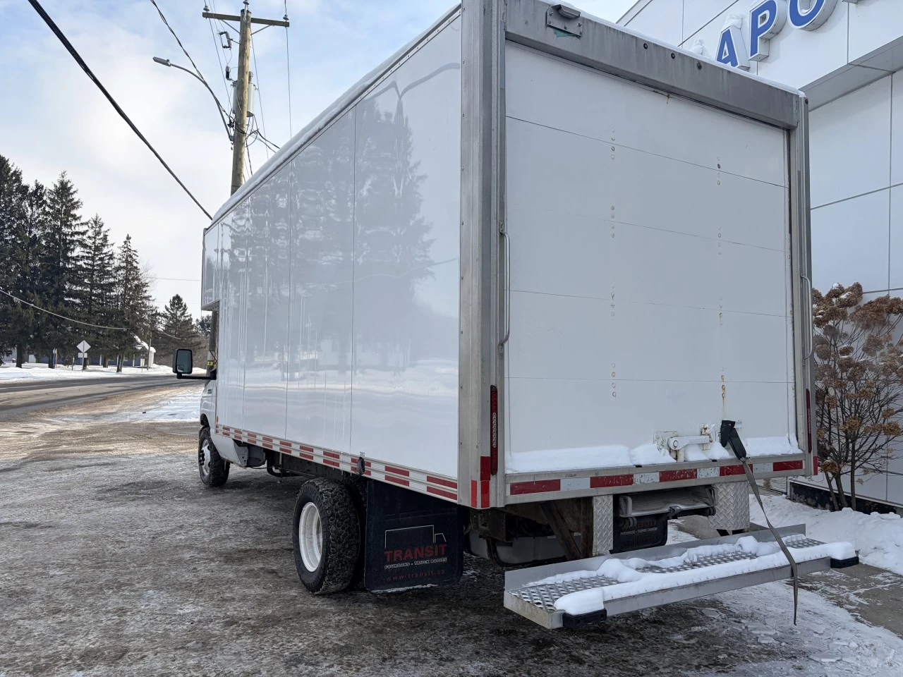 2017 Ford E-450 Super Duty E-450 CUBE 16 PIEDS https://www.st-norbertford.com/resize/b990ff35b810a3abc0cc817b2ca24889-1