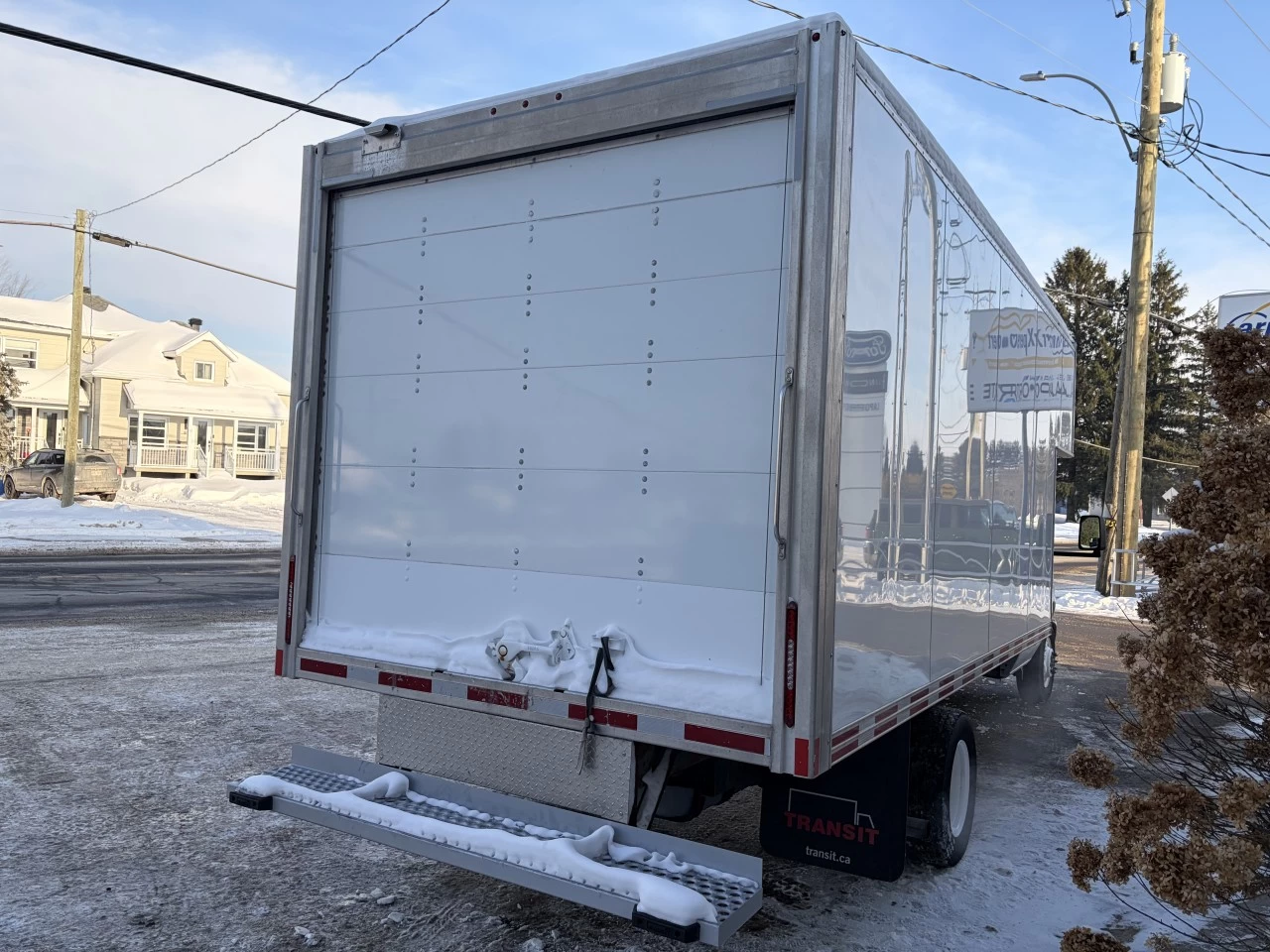 2019 Ford E-450 Super Duty E-450 CUBE 16 PIEDS https://www.st-norbertford.com/resize/b990ff35b810a3abc0cc817b2ca24889-1