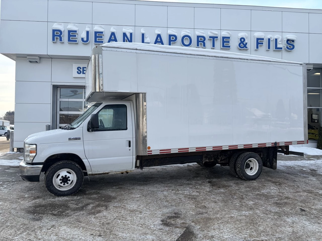 2017 Ford E-450 Super Duty E-450 CUBE 16 PIEDS https://www.st-norbertford.com/resize/b990ff35b810a3abc0cc817b2ca24889-1
