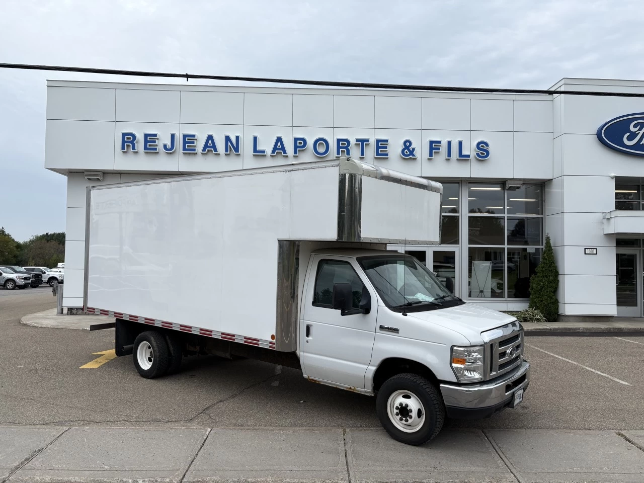 2017 Ford E-450 Super Duty E-450 CUBE 16 PIEDS https://www.st-norbertford.com/resize/b990ff35b810a3abc0cc817b2ca24889-1