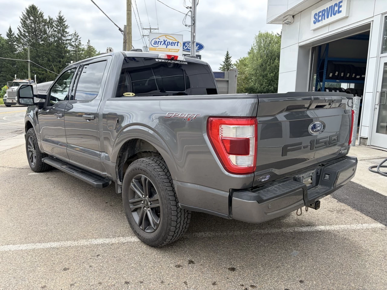 2022 Ford F-150 LARIAT https://www.st-norbertford.com/resize/b990ff35b810a3abc0cc817b2ca24889-1