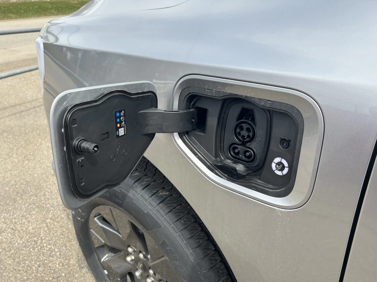 2024 Ford F-150 Lightning XLT 4x4 https://www.st-norbertford.com/resize/b990ff35b810a3abc0cc817b2ca24889-1