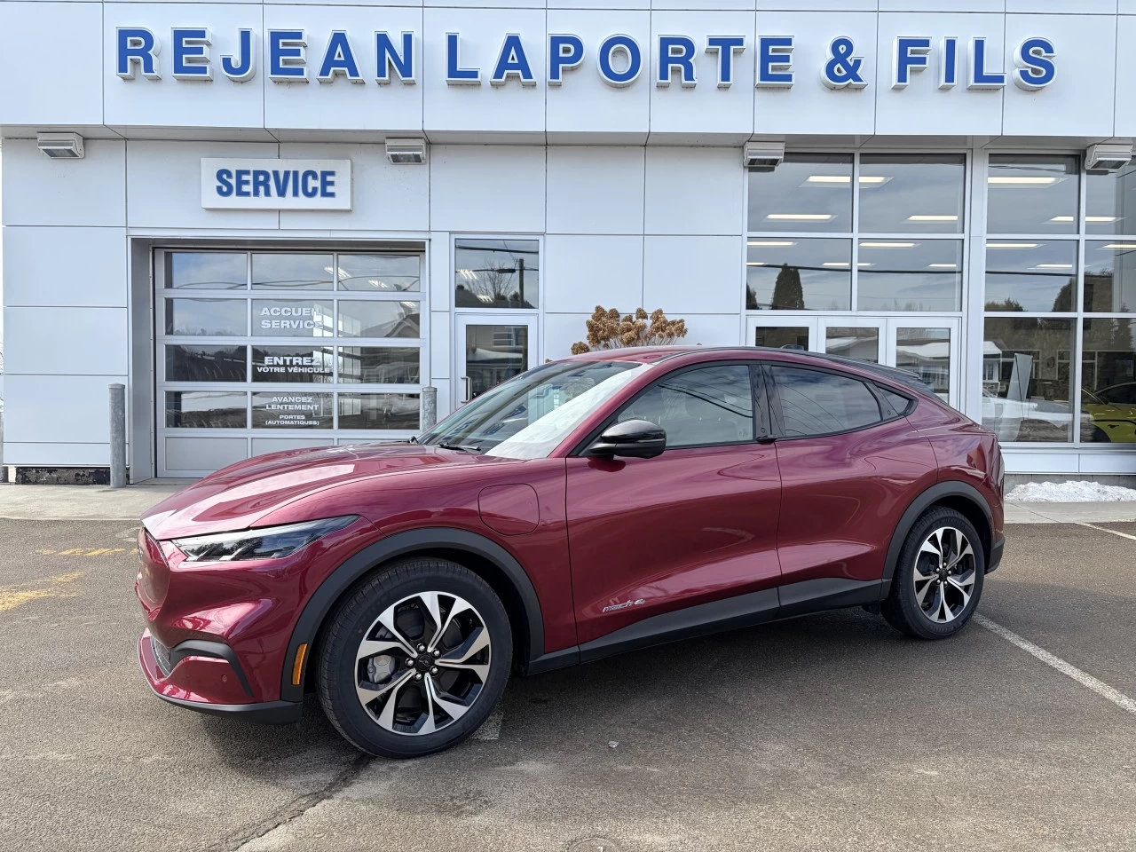 2025 Ford Mustang Mach-E SELECT https://www.st-norbertford.com/resize/b990ff35b810a3abc0cc817b2ca24889-1