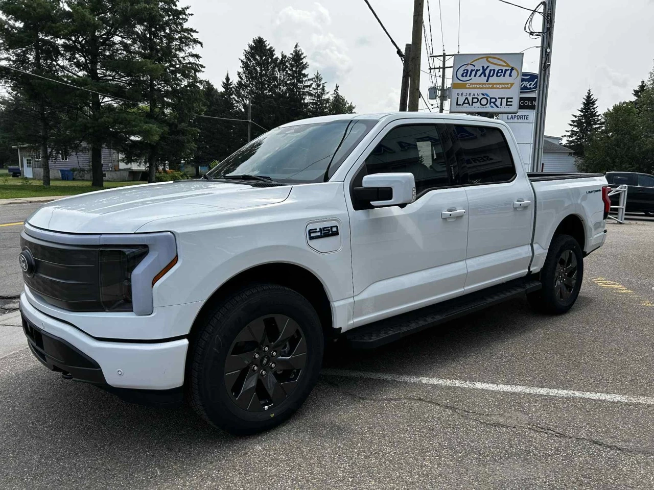 2025 Ford F-150 Lightning LARIAT https://www.st-norbertford.com/resize/b990ff35b810a3abc0cc817b2ca24889-1