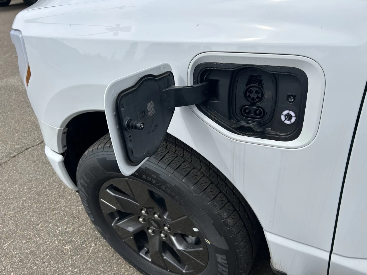 2024 Ford F-150 Lightning XLT 4x4 https://www.st-norbertford.com/resize/b990ff35b810a3abc0cc817b2ca24889-1