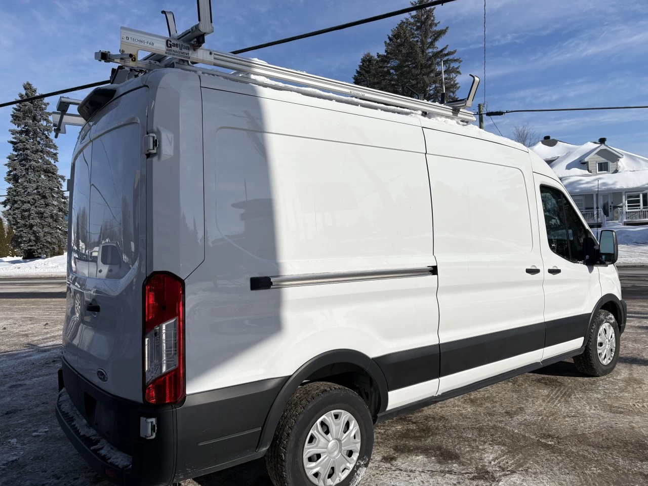 2022 Ford E-Transit T-350 Med Rf 9500 GVWR RWD https://www.st-norbertford.com/resize/b990ff35b810a3abc0cc817b2ca24889-1