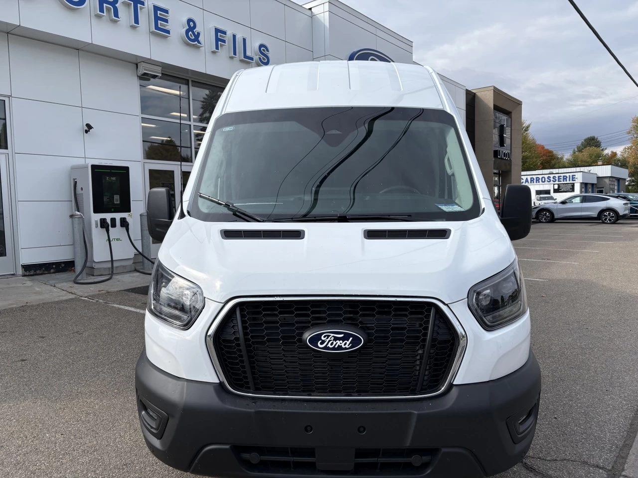 2027 Ford Transit fourgon utilitaire T-350 148" EL Hi Rf 9500 GVWR AWD Main Image