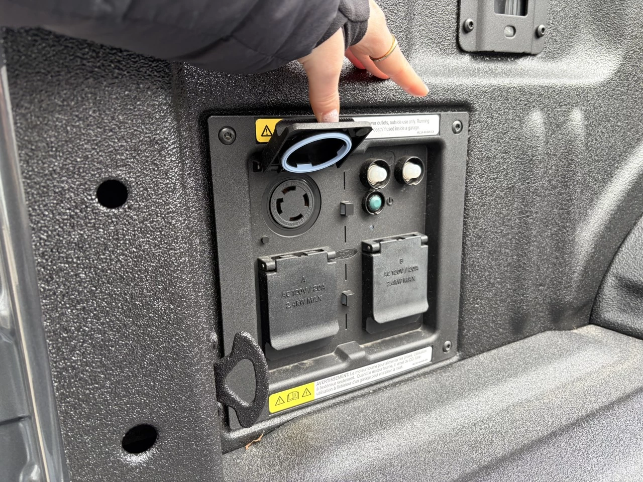 2026 Ford F-150 LARIAT https://www.st-norbertford.com/resize/b990ff35b810a3abc0cc817b2ca24889-1