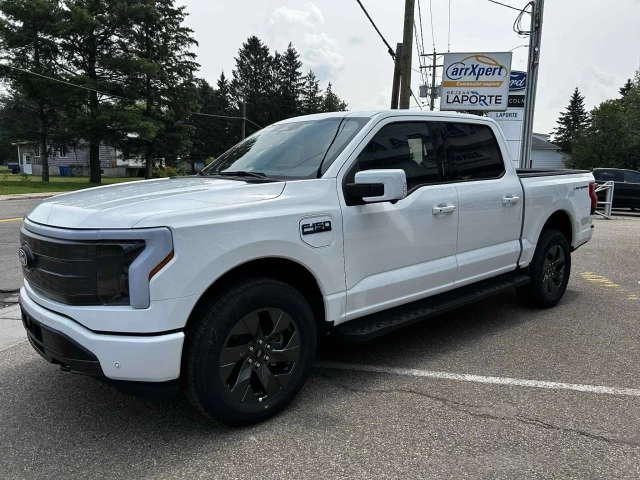 Ford F-150 Lightning LARIAT 2025