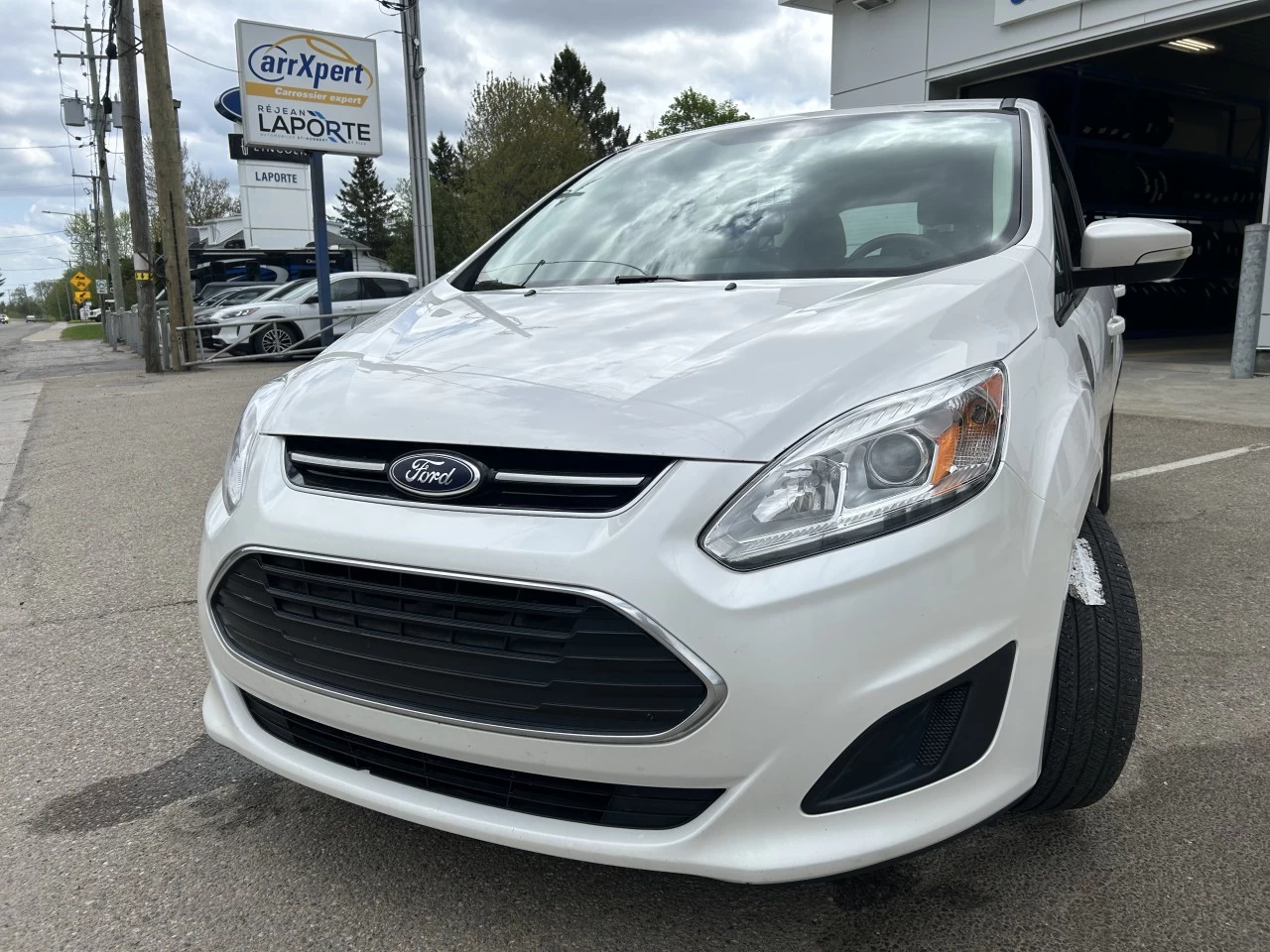 2017 Ford C-Max Énergie SE https://www.st-norbertford.com/resize/b990ff35b810a3abc0cc817b2ca24889-1