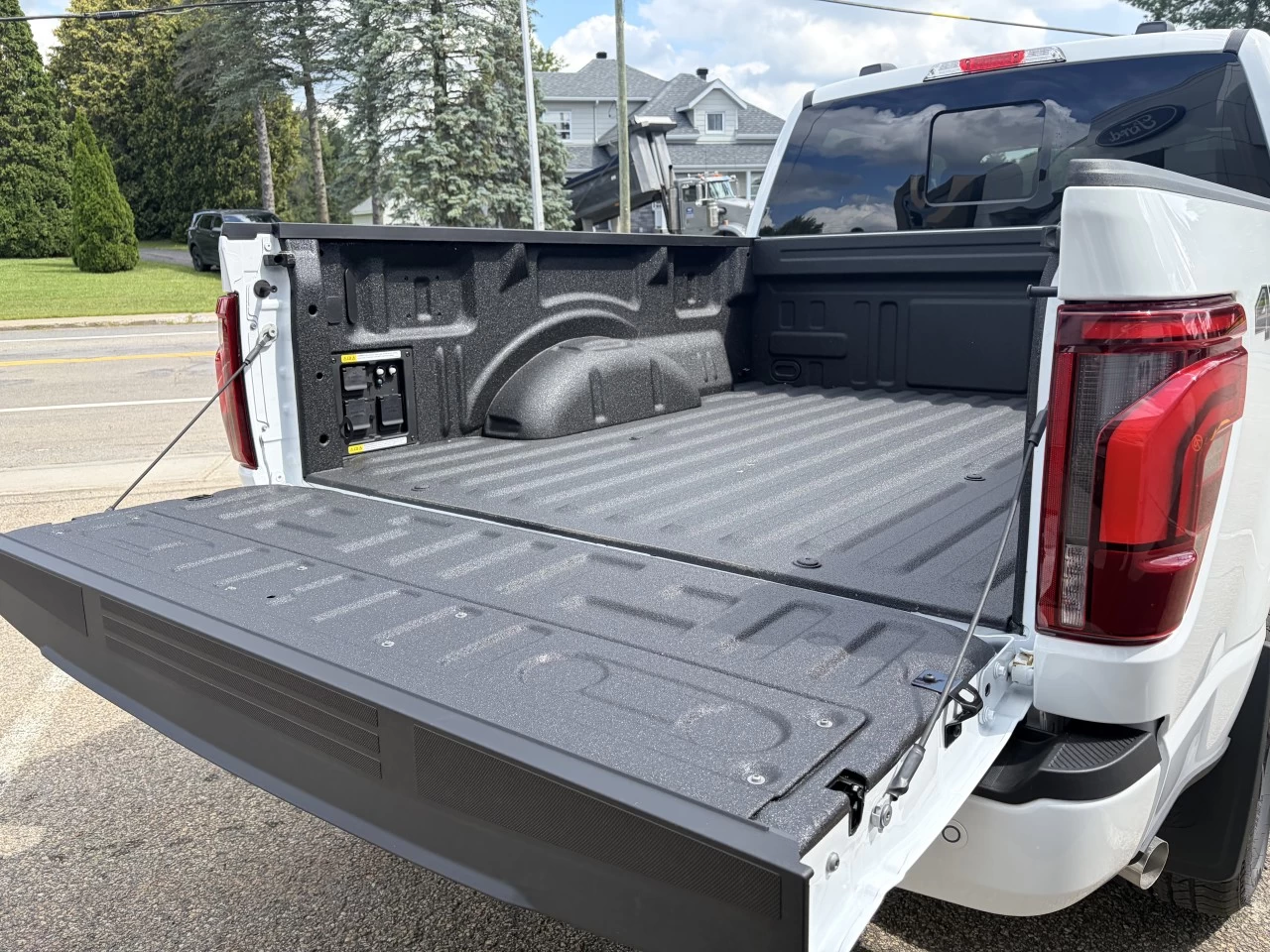 2026 Ford F-150 LARIAT 4X4 POWERBOOST HYBRIDE 501A https://www.st-norbertford.com/resize/b990ff35b810a3abc0cc817b2ca24889-1
