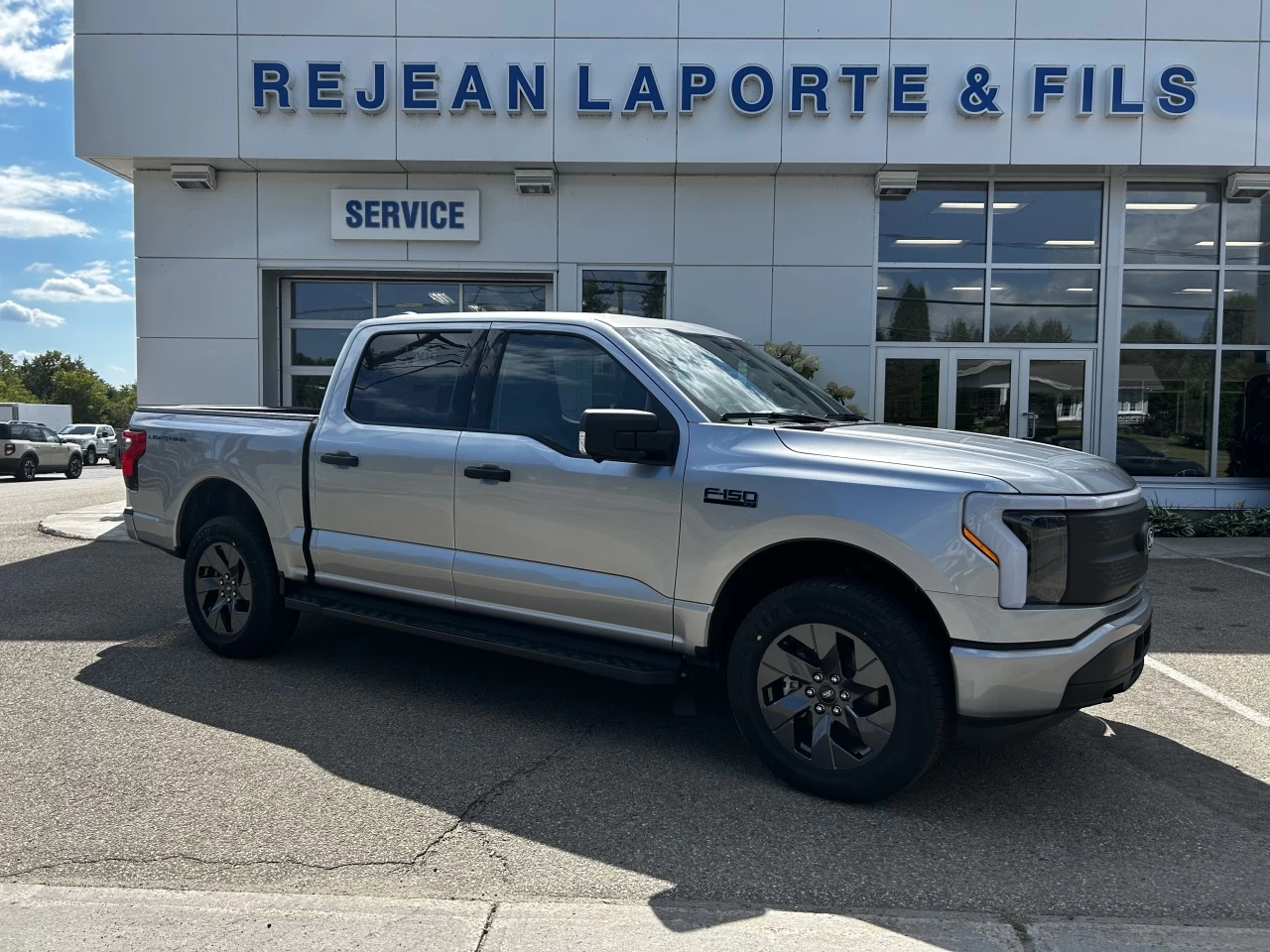 2024 Ford F-150 Lightning XLT 4x4 https://www.st-norbertford.com/resize/b990ff35b810a3abc0cc817b2ca24889-1