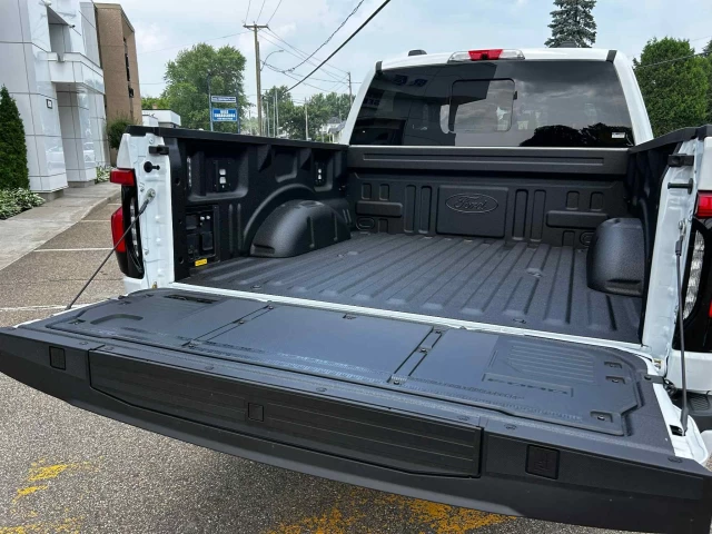 Ford F-150 Lightning LARIAT 2025