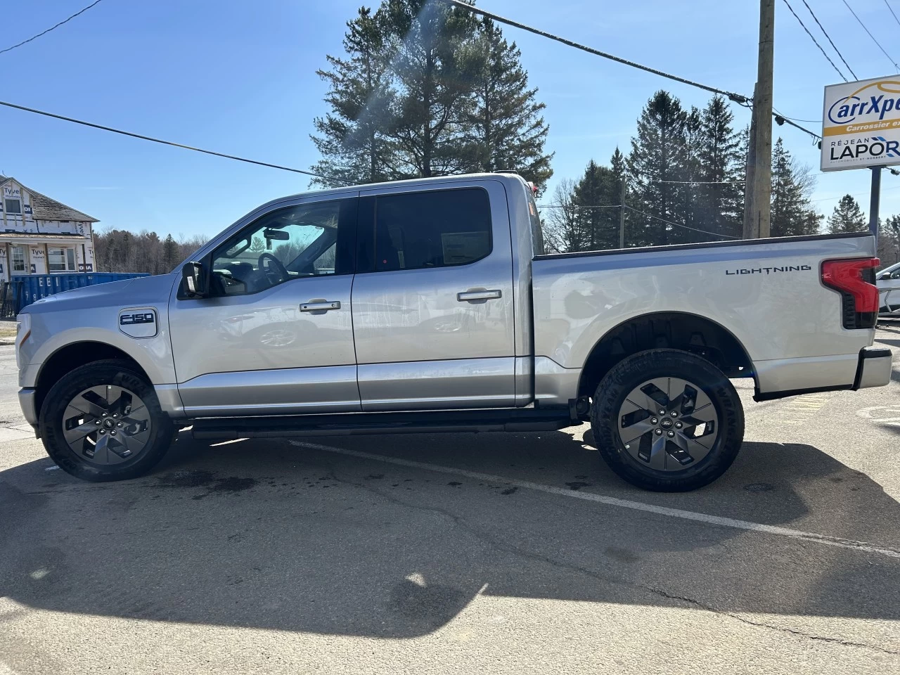 2025 Ford F-150 Lightning FLASH https://www.st-norbertford.com/resize/b990ff35b810a3abc0cc817b2ca24889-1