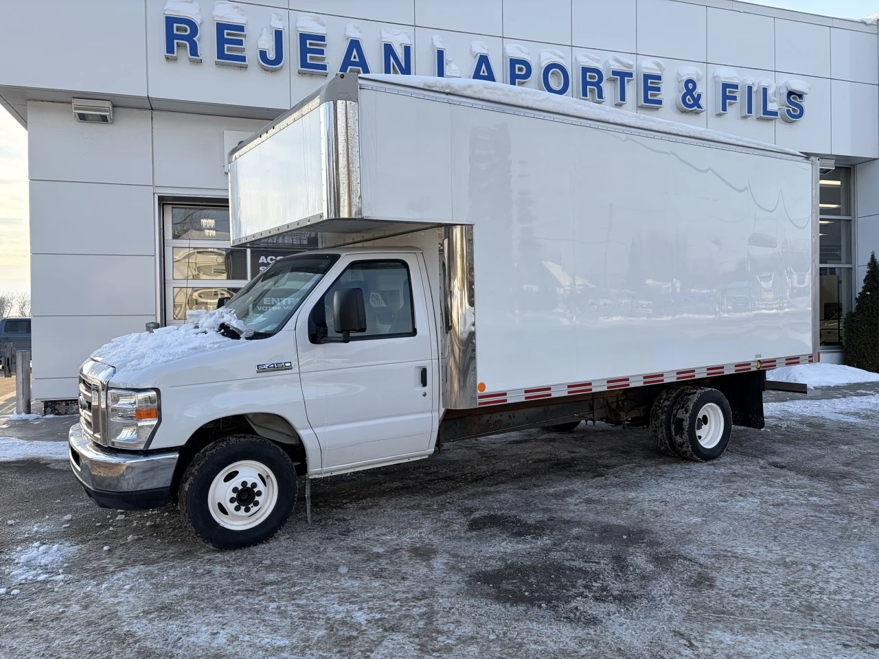 2019 Ford E-450 Super Duty E-450 CUBE 16 PIEDS https://www.st-norbertford.com/resize/b990ff35b810a3abc0cc817b2ca24889-1