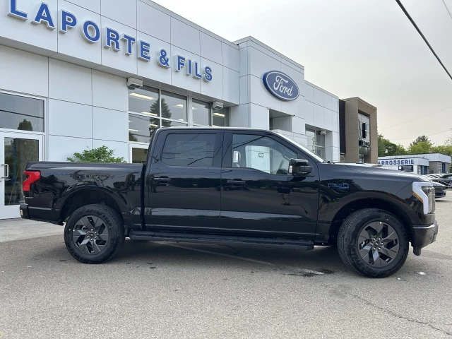 Ford F-150 Lightning LARIAT 2025