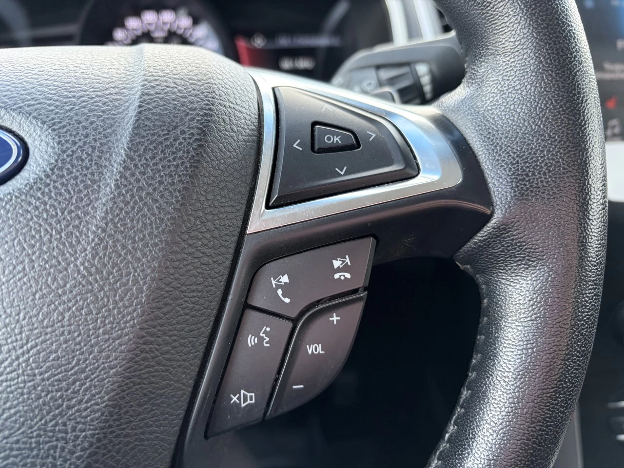 2019 Ford Edge SEL https://www.st-norbertford.com/resize/b990ff35b810a3abc0cc817b2ca24889-1