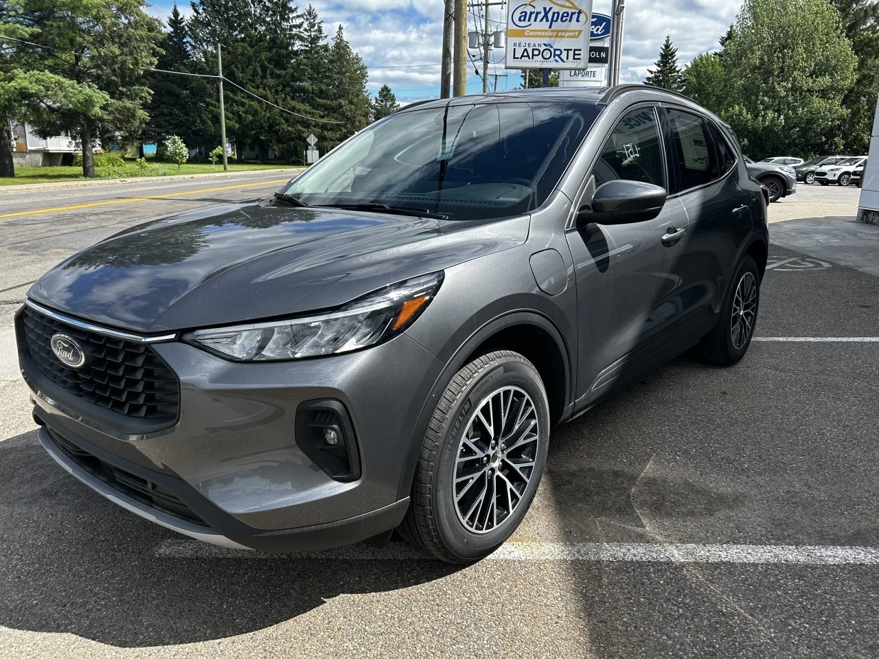 2025 Ford Escape PHEV FWD https://www.st-norbertford.com/resize/b990ff35b810a3abc0cc817b2ca24889-1