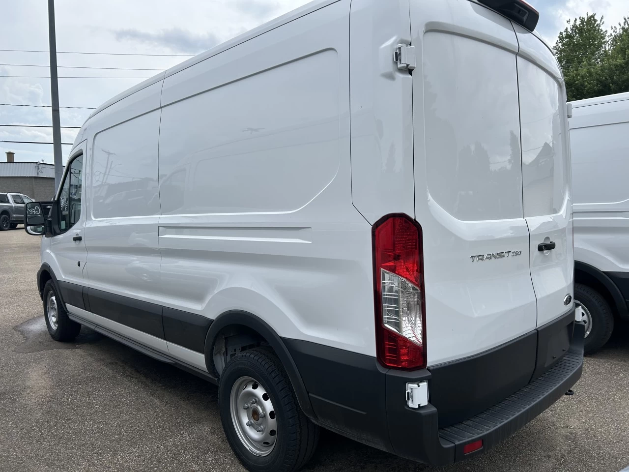 2025 Ford Transit fourgon utilitaire T-250 148" Med Rf 9070 GVWR RWD Main Image