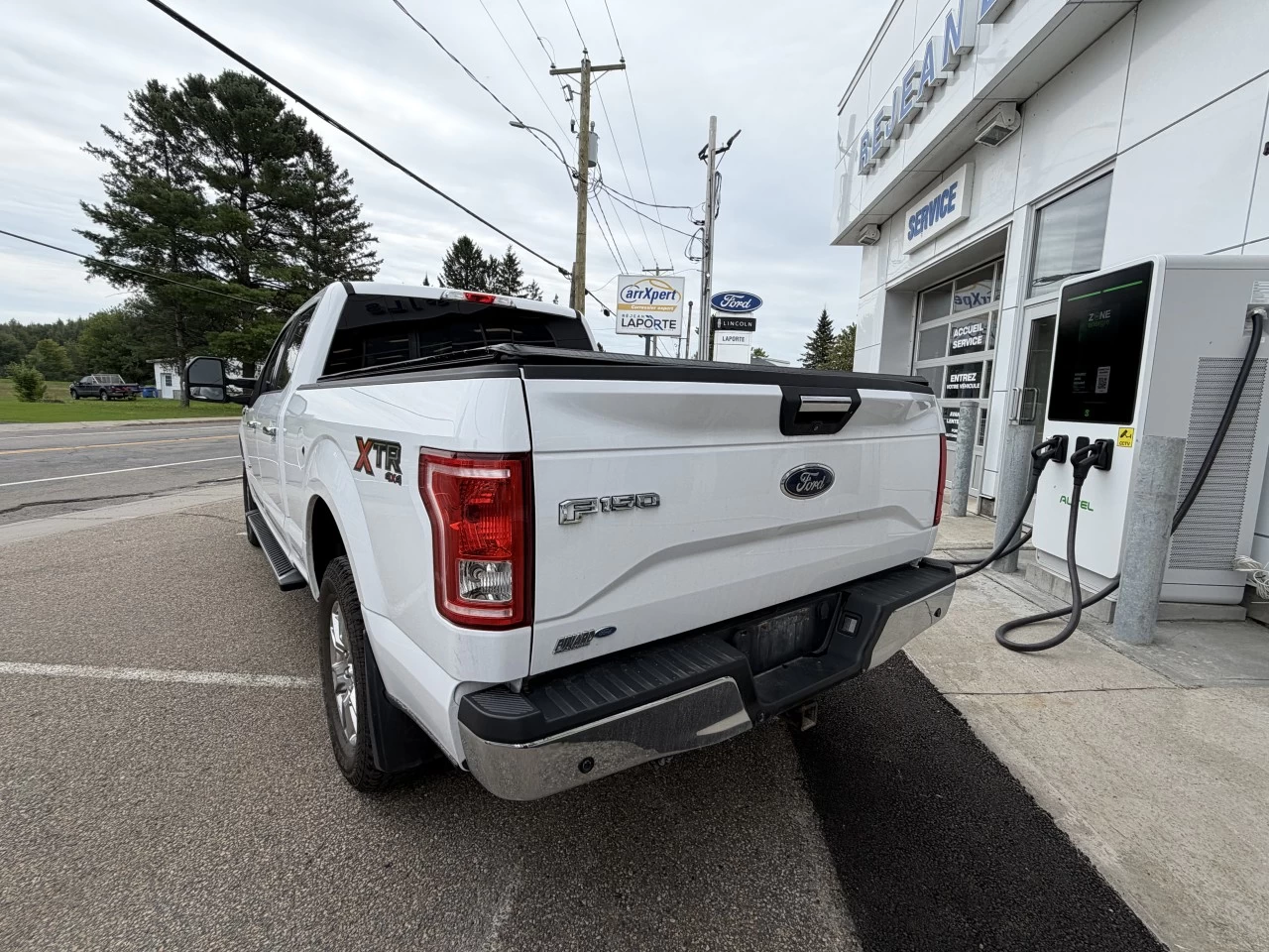 2016 Ford F-150 XLT https://www.st-norbertford.com/resize/b990ff35b810a3abc0cc817b2ca24889-1