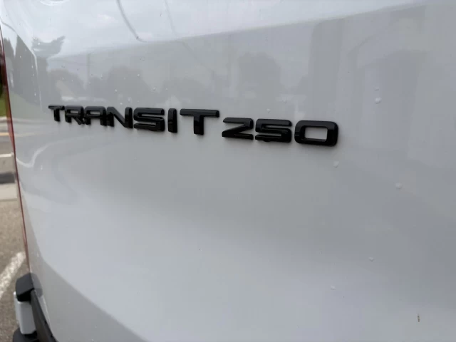Ford Transit fourgon utilitaire T-250 148" Med Rf 9070 GVWR RWD 2026