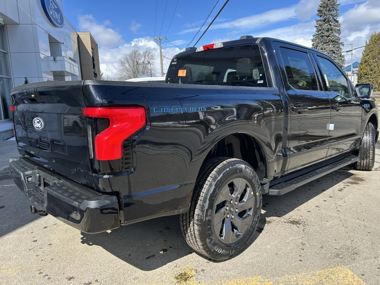 2025 Ford F-150 Lightning Flash 4WD https://www.st-norbertford.com/resize/b990ff35b810a3abc0cc817b2ca24889-1