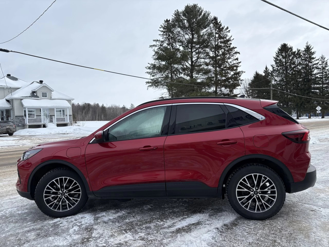 2023 Ford Escape PHEV https://www.st-norbertford.com/resize/b990ff35b810a3abc0cc817b2ca24889-1