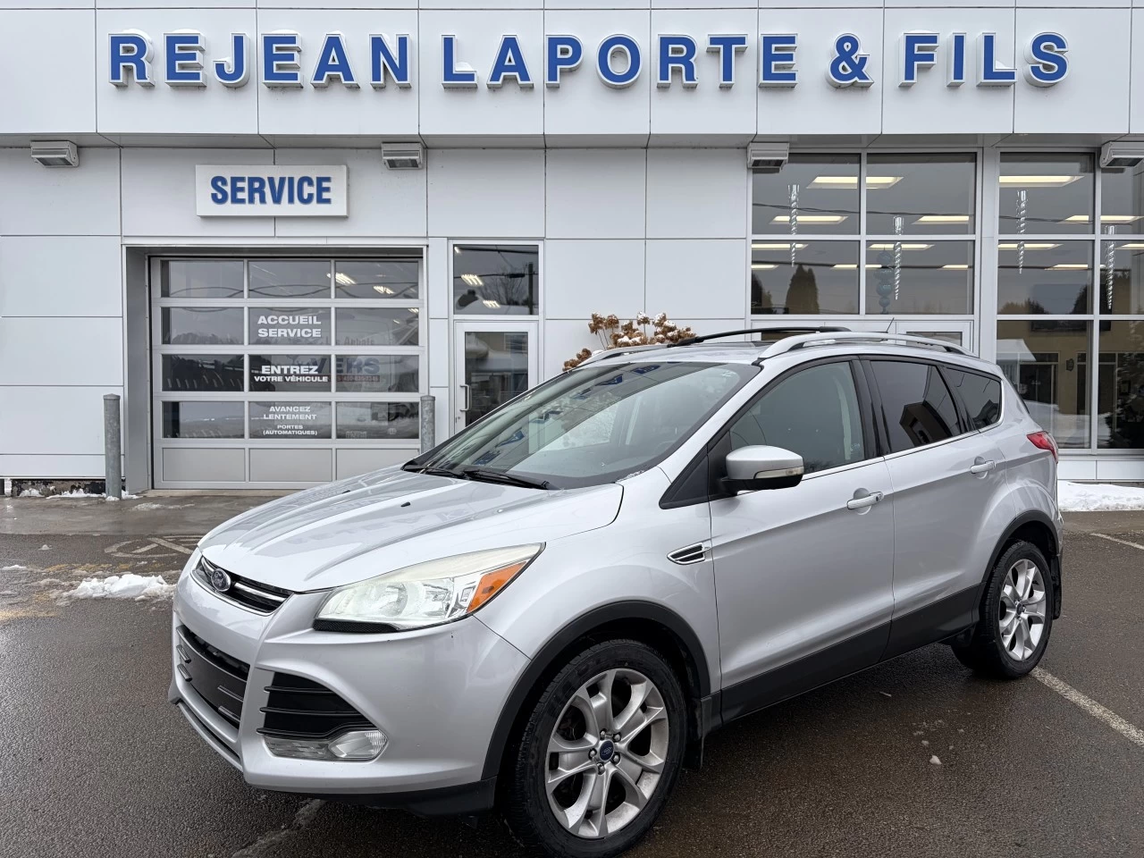 2015 Ford Escape Titanium AWD CUIR TOIT PANO BLUETOOTH SIEGES CHAUFFANTS Image principale