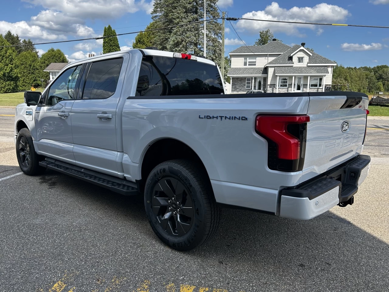 2025 Ford F-150 Lightning FLASH https://www.st-norbertford.com/resize/b990ff35b810a3abc0cc817b2ca24889-1