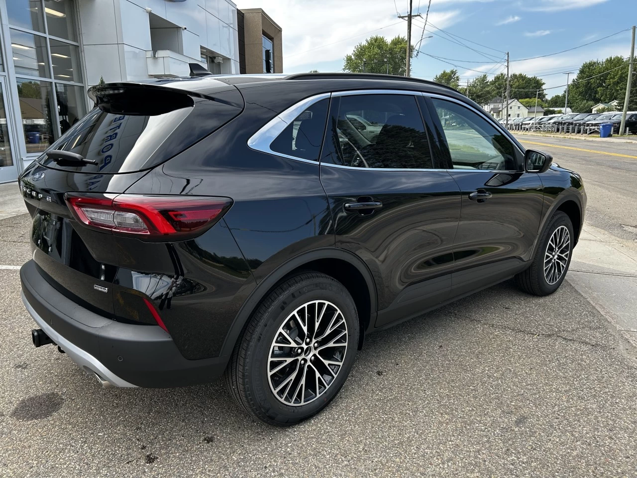 2025 Ford Escape PHEV https://www.st-norbertford.com/resize/b990ff35b810a3abc0cc817b2ca24889-1