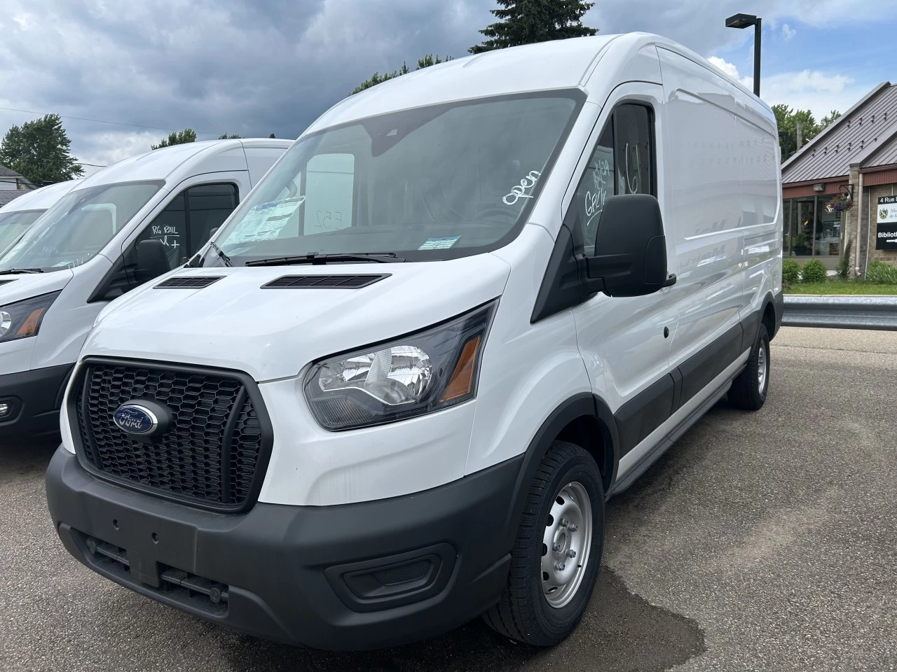 2025 Ford Transit fourgon utilitaire T-250 148" Med Rf 9070 GVWR RWD Main Image