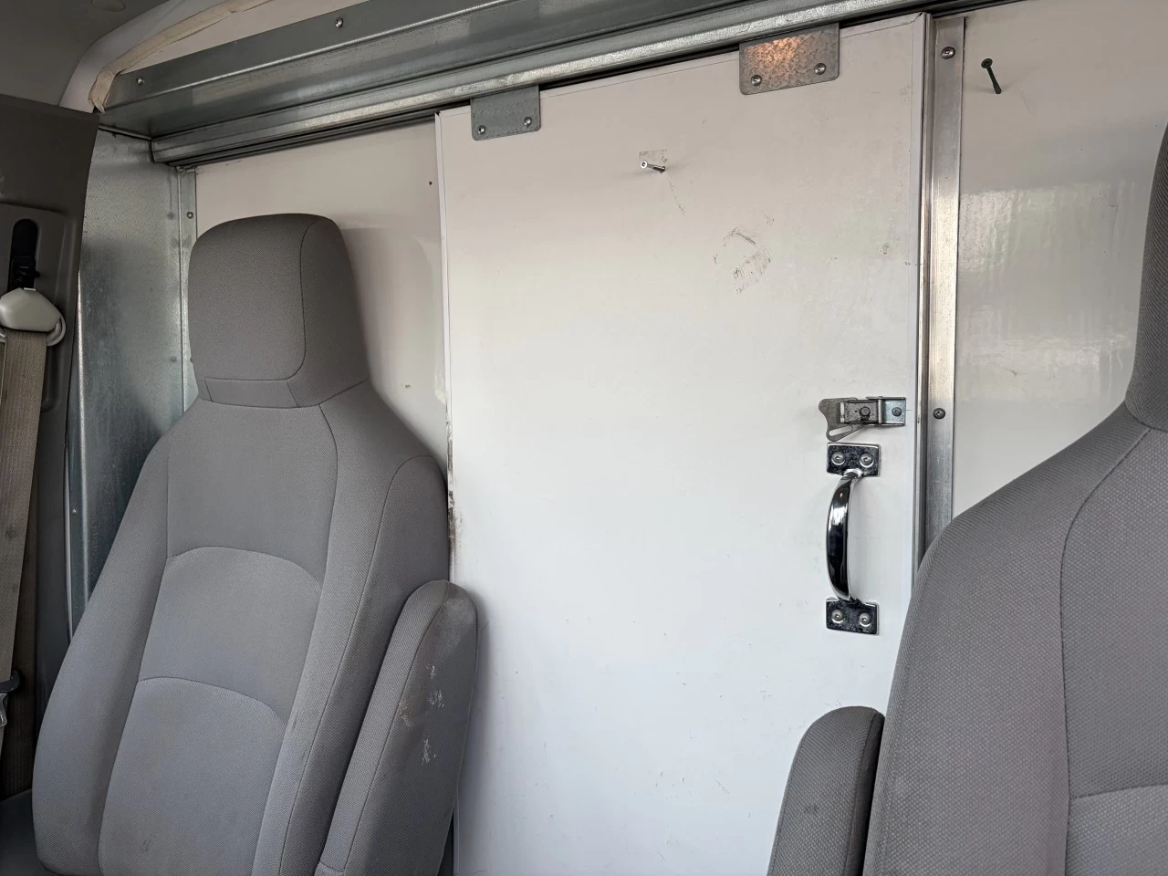 2017 Ford E-450 Super Duty E-450 CUBE 16 PIEDS https://www.st-norbertford.com/resize/b990ff35b810a3abc0cc817b2ca24889-1