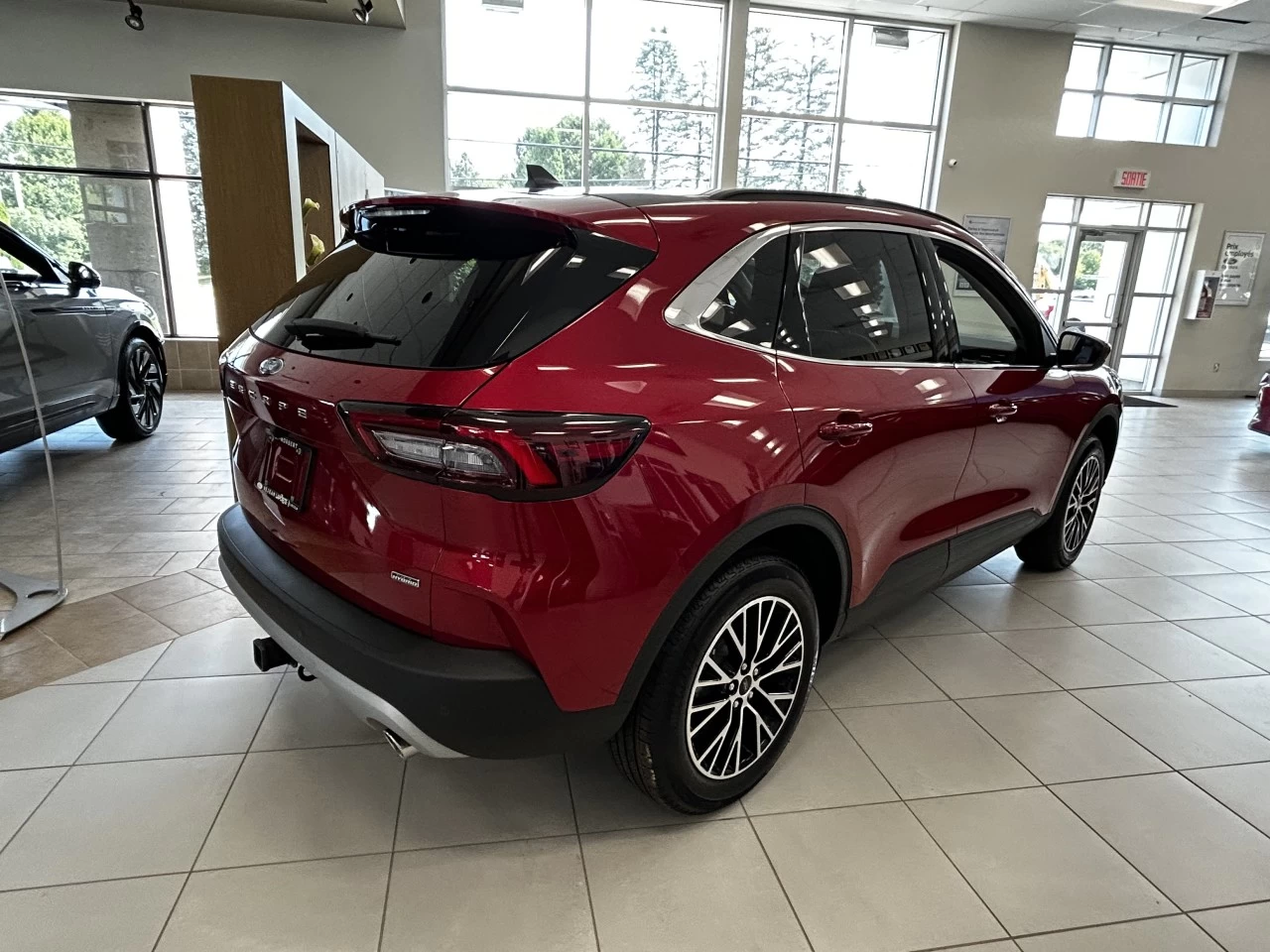 2025 Ford Escape PHEV https://www.st-norbertford.com/resize/b990ff35b810a3abc0cc817b2ca24889-1