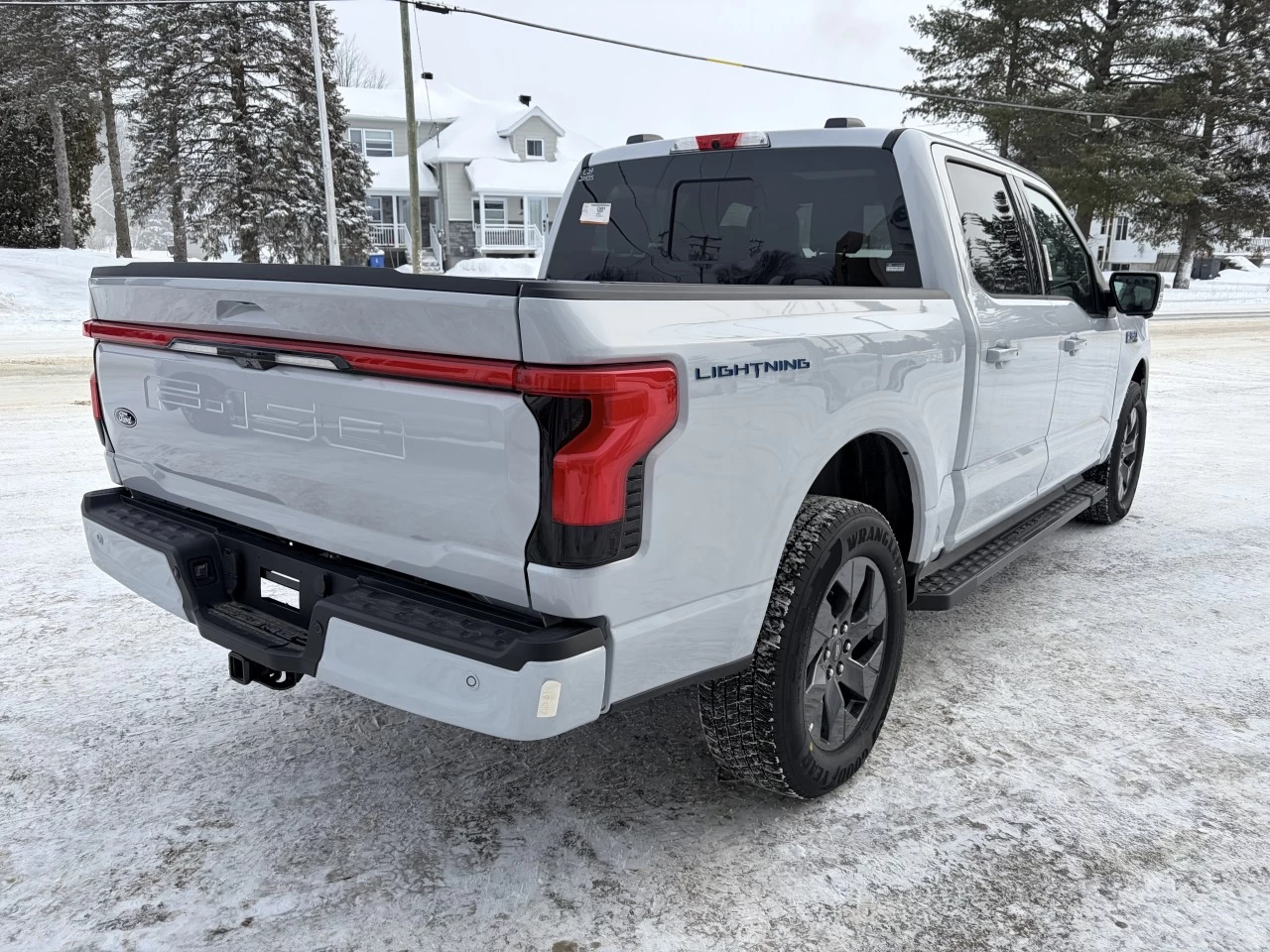 2025 Ford F-150 Lightning LARIAT TOIT OUVRANT SYNC4A BATTERIE LONGUE DURÉE 131KWH https://www.st-norbertford.com/resize/b990ff35b810a3abc0cc817b2ca24889-1