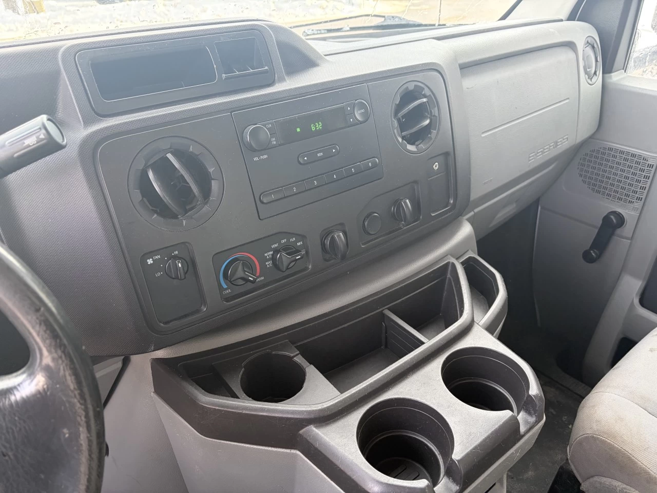 2017 Ford E-450 Super Duty E-450 CUBE 16 PIEDS https://www.st-norbertford.com/resize/b990ff35b810a3abc0cc817b2ca24889-1