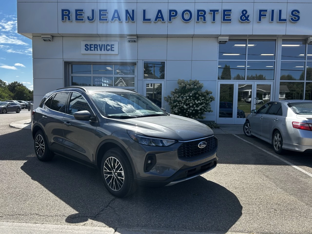 2025 Ford Escape PHEV https://www.st-norbertford.com/resize/b990ff35b810a3abc0cc817b2ca24889-1