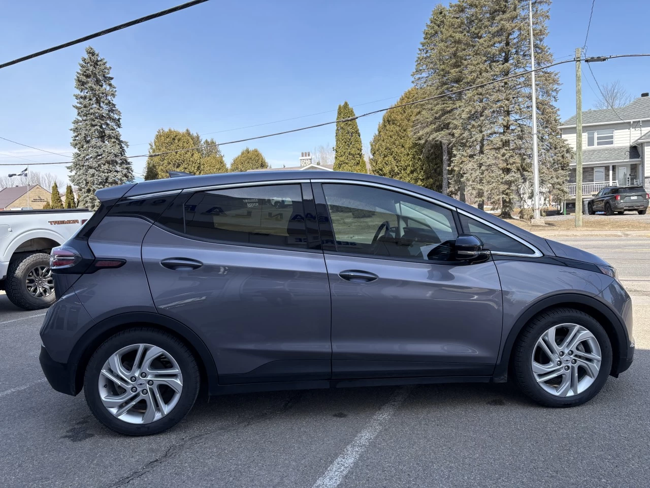 2022 Chevrolet Bolt EV  https://www.st-norbertford.com/resize/b990ff35b810a3abc0cc817b2ca24889-1