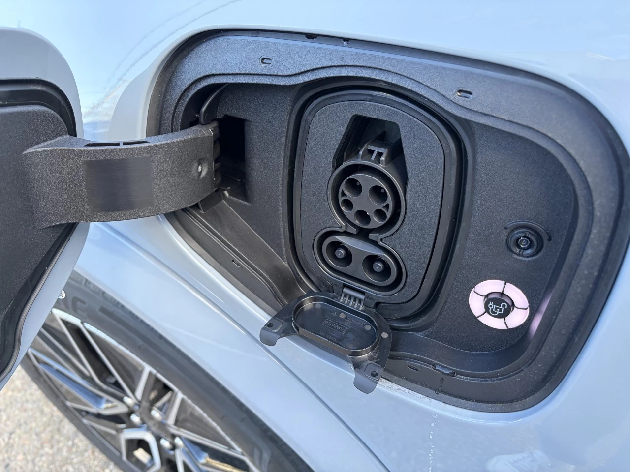 2025 Ford Mustang Mach-E PREMIUM AWD https://www.st-norbertford.com/resize/b990ff35b810a3abc0cc817b2ca24889-1